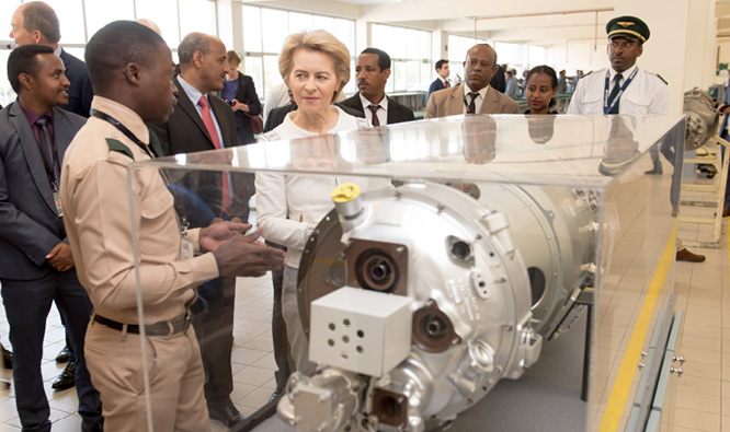 Predsedníčka Európskej komisie Ursula von der Leyen na návšteve Leteckej akadémie v Addis Abebe.