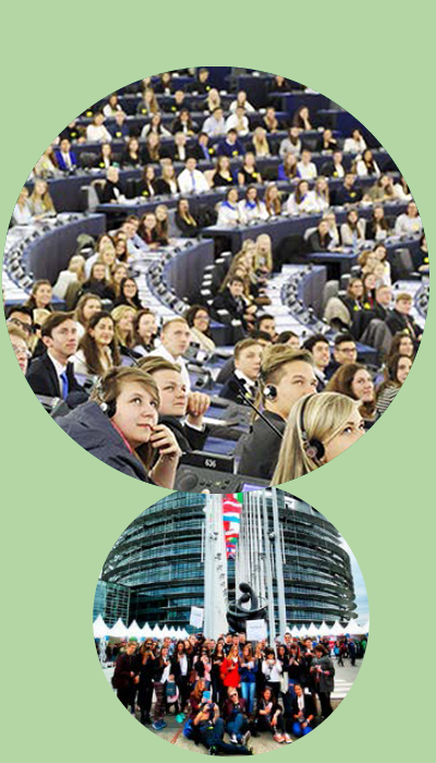 Jaunieši sēž Eiropas Parlamentā. / Jauniešu grupa pie Eiropas Parlamenta ēkas Strasbūrā.