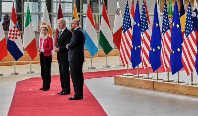 Předsedkyně Evropské komise Ursula von der Leyenová, předseda Evropské rady Charles Michel a prezident Spojených států amerických Joe Biden v budově Evropské rady.