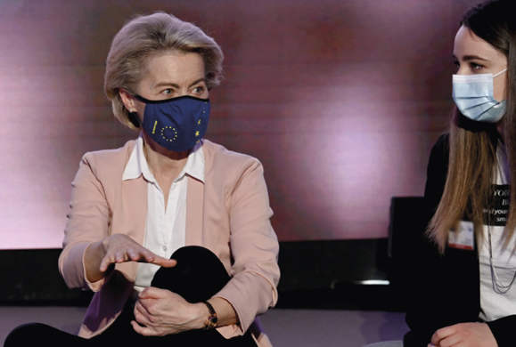 Europos Komisijos Pirmininkė Ursula von der Leyen ir jauna jos pašnekovė.