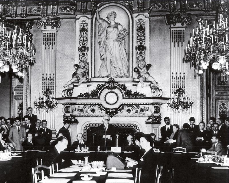 Archívna fotografia Roberta Schumana počas prednesu jeho slávneho vyhlásenia 9. mája 1950 v Paríži.