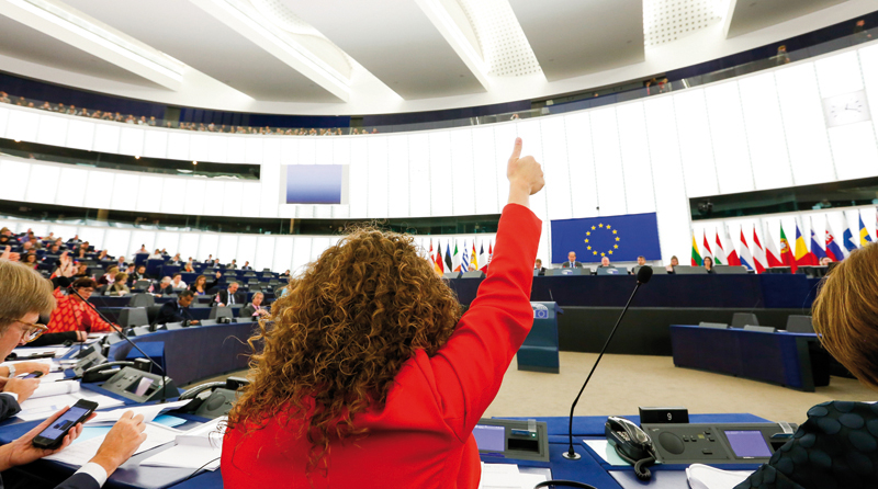 Deputada pede palavra no Parlamento Europeu.