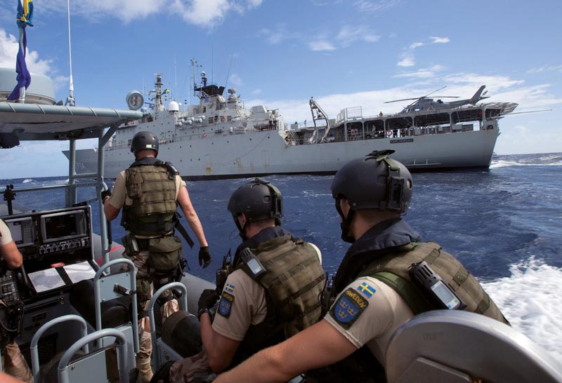 Marinheiros suecos em exercício conjunto num navio de guerra sueco que participa na task force da UE para perseguir os piratas somalianos.