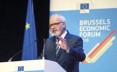 Изображение: Вернер Хойер, председател на Европейската инвестиционна банка, говори пред участниците в Брюкселския икономически форум, Брюксел, 9 юни 2016 г. © Европейски съюз