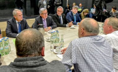 Изображение: Жан-Клод Юнкер, председател на Европейската комисия (в средата), се среща с делегация на млекопроизводители, Санкт Вит, Белгия, 15 ноември 2016 г. © Европейски съюз