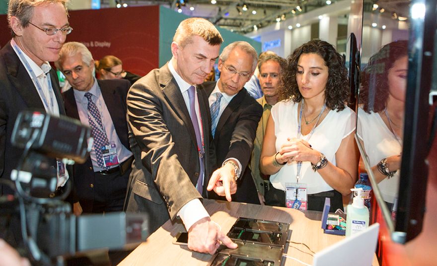 Image: Commission Vice-President Andrus Ansip (centre) tries out next-generation wireless technology at the Mobile World Congress 2016, Barcelona, Spain, 22 February 2016. © European Union