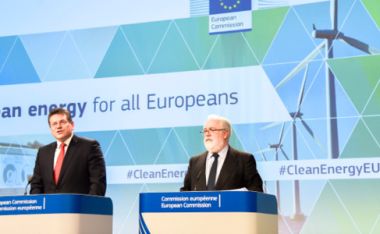Foto: Komisjoni asepresident Maroš Šefčovič ja volinik Miguel Arias Cañete 30. novembril 2016 Brüsselis pidamas ühist pressikonverentsi puhta energia paketi teemal. © Euroopa Liit