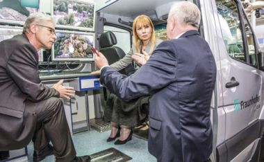 Image: Commissioner Elżbieta Bieńkowska learns about technologies developed by the Fraunhofer Institute of Optronics, System Technologies and Image Exploitation at a trade fair in Hanover, Germany, 25 April 2016. © European Union/Deutsche Messe