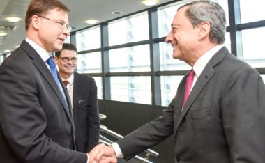 Foto: Komisjoni asepresident Valdis Dombrovskis 8. juunil 2016 Brüsselis kohtumas Euroopa Keskpanga presidendi Mario Draghiga. © Euroopa Liit