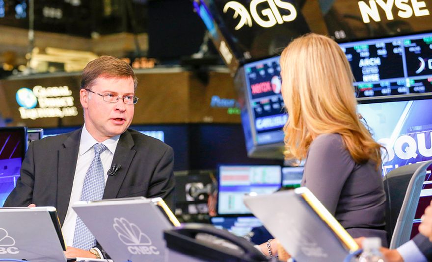 Изображение: Валдис Домбровскис, заместник-председател на Комисията, дава интервю при посещението си в Нюйоркската фондова борса, САЩ, 5 октомври 2016 г. © Европейски съюз