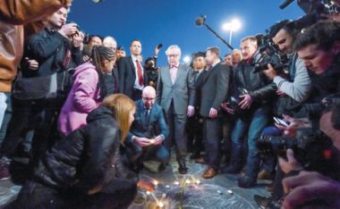 Изображение: Шарл Мишел, министър-председател на Белгия (клекнал пали свещ), и Жан-Клод Юнкер, председател на Европейската комисия (в средата), отдават почит на жертвите от терористичните нападения в Брюксел, 22 март 2016 г. © Европейски съюз