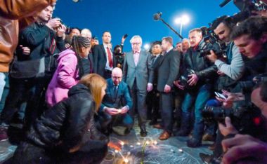 Image: Charles Michel, Prime Minister of Belgium (lighting a candle), and Jean-Claude Juncker, President of the European Commission (centre), pay tribute to the victims of the terrorist attacks in Brussels, 22 March 2016. © European Union