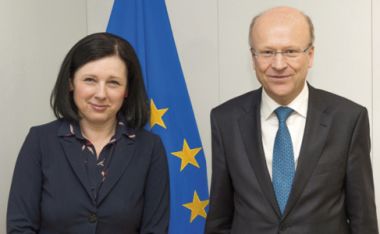 Изображение: Комисар Вера Йоурова приема Кун Ленартс, председател на Съда на Европейския съюз, Брюксел, 
28 април 2016 г. © Европейски съюз