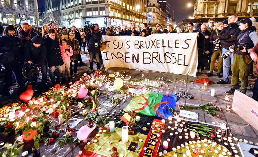 Изображение: Опечалени полагат цветя и свещи в памет на жертвите на терористичните нападения в Брюксел, Белгия, 22 март 2016 г. © Европейски съюз