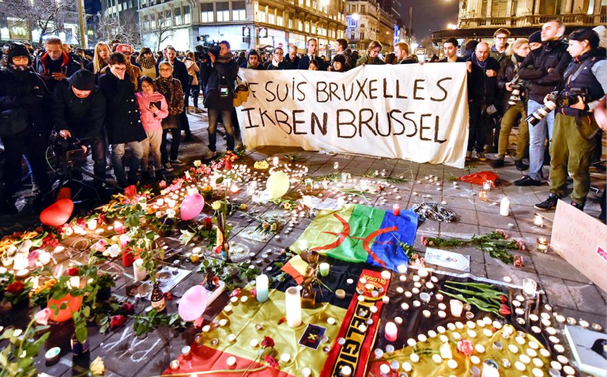 Image: Mourners place flowers and candles in memory of the victims of the terror attacks in Brussels, 22 March 2016. © Associated Press