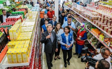Изображение: Комисар Йоханес Хан на посещение в супермаркет за бежанци, ръководен от Световната продоволствена програма, Турция, 26 април 2016 г.  © Европейски съюз