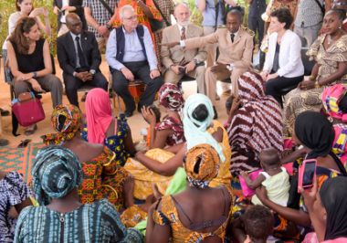 Изображение: Комисар Невен Мимица се среща с местни хора от Матам, Сенегал, 27 април 2016 г. © Европейски съюз