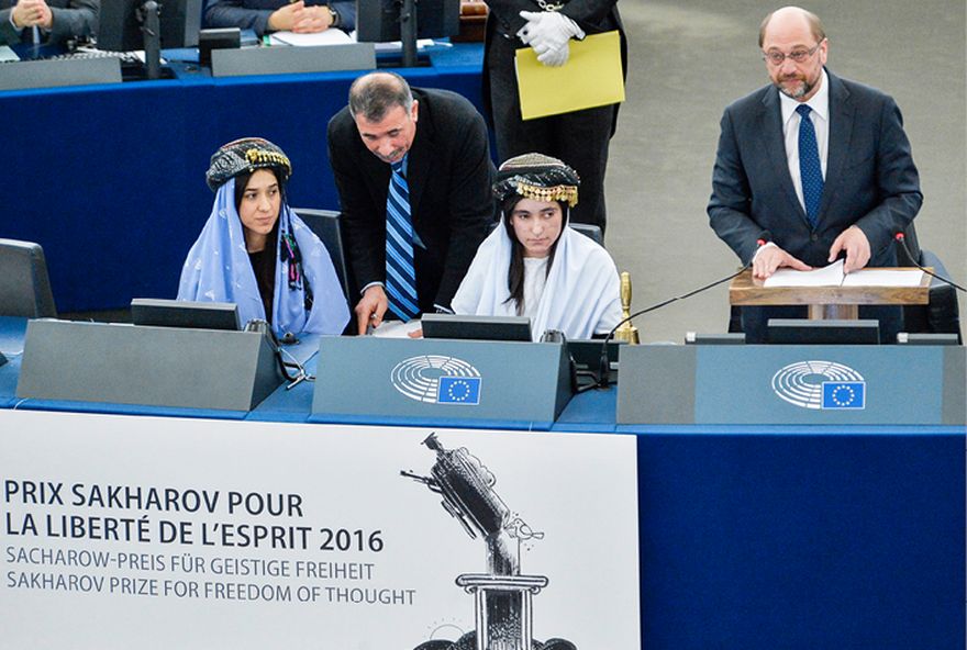 Изображение: Мартин Шулц, председател на Европейския парламент (вдясно), връчва наградата „Сахаров“ за 2016 г. за свобода на мисълта на Надя Мурад Басе Таха и Ламия Аджи Башар, Страсбург, Франция, 13 декември 2016 г. © Европейски съюз
