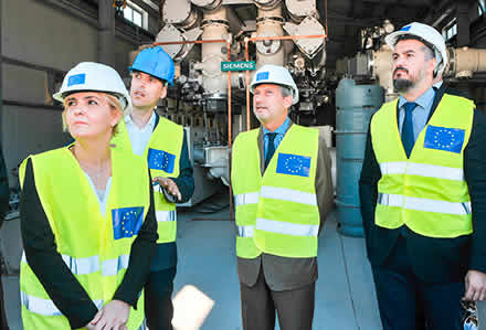 Dragica Sekulić, Minister for Economy of Montenegro, Commissioner Johannes Hahn and Aleksandar Andrija Pejović, Minister for European Affairs of Montenegro, visit the construction site of a substation for the Trans-Balkan Electricity Corridor, part of the Connectivity Agenda that will contribute to the creation of the regional electricity market, Lastva, Montenegro, 9 June 2017. © European Union