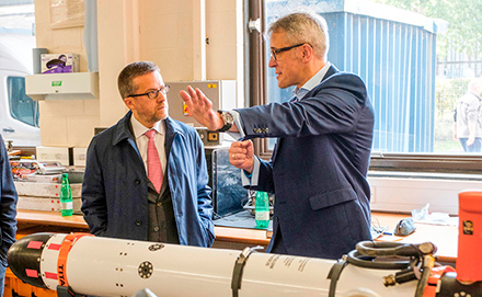 Edinburghi Robootikakeskuse direktor professor David Lane tutvustab volinik Carlos Moedasele Edinburghi Heriot-Watti Ülikoolis autonoomset allveesõidukit Iver, 18. oktoober 2017. © Mike Wilkinson