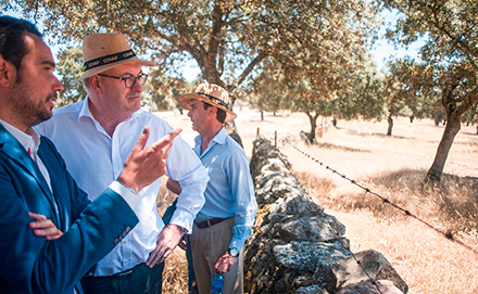 O comissário Phil Hogan (ao centro) visita um projeto de irrigação em Pozoblanco, Espanha, em 8 de junho de 2017.