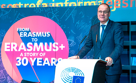 Komissaari Tibor Navracsics Erasmus-ohjelman 30-vuotisjuhlan avajaisseremoniassa Euroopan parlamentissa Brysselissä 25. tammikuuta 2017.