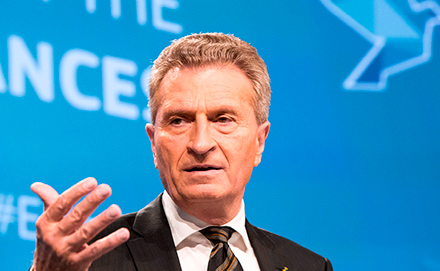 Komissaari Günther Oettinger EU:n rahoituksen tulevaisuutta koskevan pohdinta-asiakirjan julkaisemistilaisuudessa Brysselissä 28. kesäkuuta 2017.