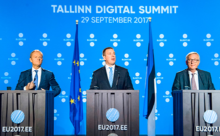 Donald Tusk, az Európai Tanács elnöke, Jüri Ratas, Észtország miniszterelnöke és Jean-Claude Juncker, az Európai Bizottság elnöke a tallinni digitális csúcstalálkozón. Észtország, 2017. szeptember 29.