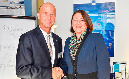 Komissaari Violeta Bulc toivottaa Airbusin toimitusjohtajan Tom Endersin tervetulleeksi Brysseliin 18. lokakuuta 2017.