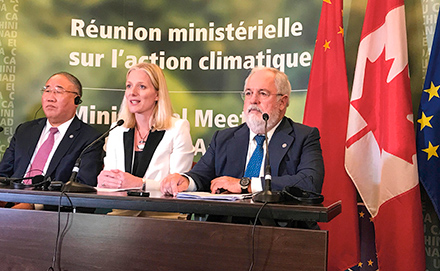 Hiina erisaadik Xie Zhenhua, Kanada keskkonna ja kliimamuutuste minister Catherine McKenna ning volinik Miguel Arias Cañete ühendavad Kanadas Montrealis jõud, et tugevdada ülemaailmseid kliimameetmeid, 16. september 2017.