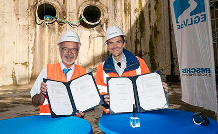 Werner Hoyer, President of the European Investment Bank, and Uli Paetzel, Chairman of the Executive Board of Emschergenossenschaft, signing the contract for the Bank’s loan of €450 million for the large-scale rehabilitation of the Emscher river system, Oberhausen, Germany, 13 July 2017. © European Investment Bank