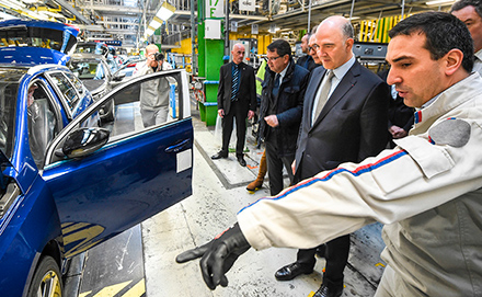 Pierre Moscovici európai biztos látogatást tesz egy autógyárban az uniós finanszírozás megvitatása céljából. Bourgogne-Franche-Comté, Franciaország, 2017. október 6.
