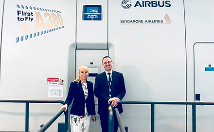 Comisarul Elżbieta Bieńkowska alături de căpitanul Yann Lardet la Centrul de pregătire Airbus din Singapore, 10 octombrie 2017.