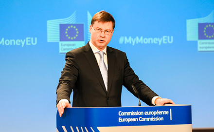 Komisjoni asepresident Valdis Dombrovskis esitlemas tarbijatele suunatud finantsteenuste tegevuskava, Brüssel, 23. märts 2017.