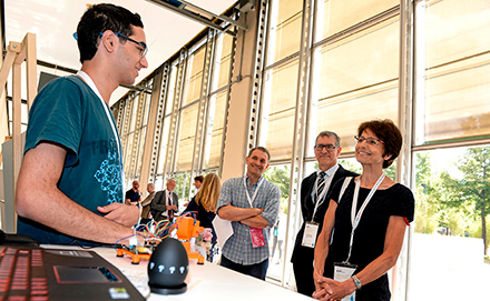 A comissária Marianne Thyssen (à direita) conversa com um expositor, acompanhada por Alastair Macphail, da Fundação Europeia para a Formação (segundo a contar da direita), e pelo professor Oren Lamdan (ao centro), na conferência do Processo de Turim (2016-2017) intitulada «Competências em mutação para um mundo em mudança», realizada em Turim, Itália, em 8 de junho de 2017.
