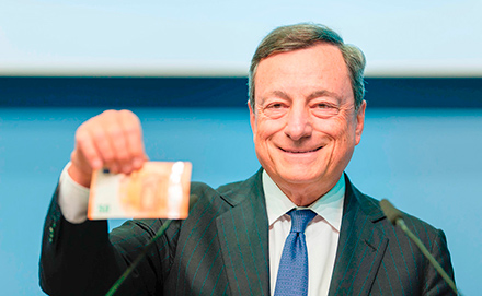 Prezident Evropské centrální banky Mario Draghi v jejím ústředí ve Frankfurtu v Německu s novou padesátieurovou bankovkou, která vstoupila do oběhu 4. dubna 2017. © European Central Bank