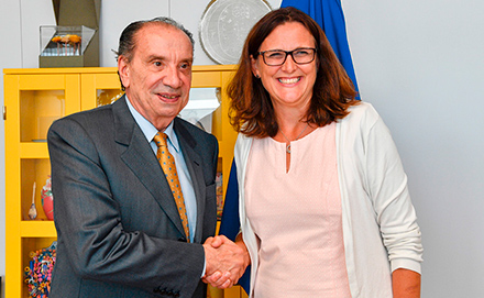 Volinik Cecilia Malmström tervitab Brüsselis Brasiilia välisministrit Aloysio Nunes Ferreirat, 28. august 2017.