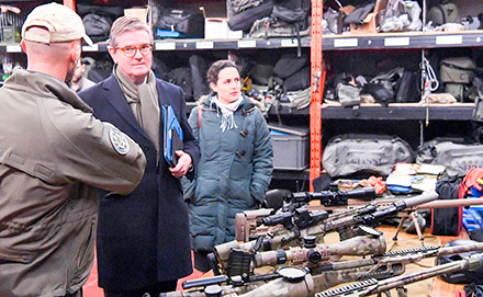 Komissaari Julian King 10. helmikuuta 2017 vierailulla Brysselissä Belgian liittovaltion pääpoliisiasemalla, jossa hän osallistui useisiin terrorismintorjuntaharjoituksiin.