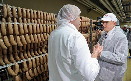 El comisario Vytenis Andriukaitis visita una fábrica de salchichas. Zagreb (Croacia), 2 de febrero de 2017.
