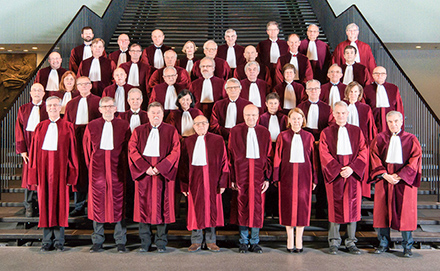 Euroopan unionin tuomioistuimen presidentti Koen Lenaerts (eturivissä neljäs oikealta) ja tuomarikunta. Luxemburg, helmikuu 2017. © Court of Justice of the European Union