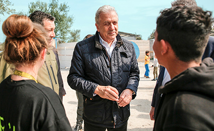 Komisař Dimitris Avramopoulos na Lesbu v Řecku, kde 16. března 2017 navštívil uprchlický tábor Moria.