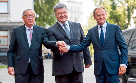 Europos Komisijos Pirmininkas Jeanas-Claude’as Junckeris, Ukrainos Prezidentas Petro Poroshenko ir Europos Vadovų Tarybos Pirmininkas Donaldas Tuskas 19-ajame ES ir Ukrainos aukščiausiojo lygio susitikime (Kijevas, Ukraina, 2017 m. liepos 12–13 d.)