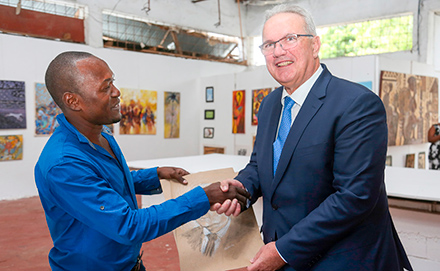 O comissário Neven Mimica conversa com jovens durante uma visita ao Nafasi Art Space, em Dar es Salam, na Tanzânia, em 3 de novembro de 2017.