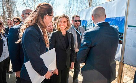 Federica Mogherini, alta rappresentante/vicepresidente della Commissione (al centro), e Rakić Goran, sindaco di Mitrovica Nord (a destra), durante la cerimonia di inaugurazione del ponte di Mitrovica, Kosovo, il 4 marzo 2017.