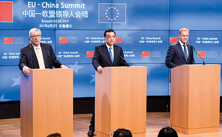 Euroopan komission puheenjohtaja Jean-Claude Juncker, Kiinan pääministeri Li Keqiang ja Eurooppa-neuvoston puheenjohtaja Donald Tusk EU:n ja Kiinan 19. huippukokouksessa Brysselissä 2. kesäkuuta 2017.