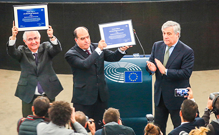 I rappresentanti dell’opposizione democratica del Venezuela ricevono il premio Sakharov del Parlamento europeo per la libertà di pensiero nel corso di una cerimonia a Strasburgo, Francia, il 13 dicembre 2017.