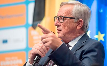 Jean‑Claude Juncker, presidente da Comissão Europeia, numa intervenção durante o «Diálogo com os cidadãos» realizado no Museu Nacional de Arte de Bucareste, na Roménia, em 11 de maio de 2017.
