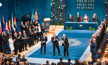 Ο Donald Tusk, πρόεδρος του Ευρωπαϊκού Συμβουλίου, ο Antonio Tajani, πρόεδρος του Ευρωπαϊκού Κοινοβουλίου, και ο Jean-Claude Juncker, πρόεδρος της Ευρωπαϊκής Επιτροπής, παραλαμβάνουν το Βραβείο Ομόνοιας της Πριγκίπισσας των Αστουριών 2017 εξ ονόματος της Ευρωπαϊκής Ένωσης από τον βασιλιά Φίλιππο VI της Ισπανίας, Οβιέδο, 20 Οκτωβρίου 2017. © Princess of Asturias Foundation
