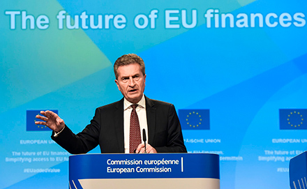 Komisař Günther Oettinger na tiskové konferenci v Bruselu 11. července 2017 prezentuje závěrečnou zprávu o zjednodušených pravidlech pro fondy EU podle příštího rozpočtového rámce po roce 2020.