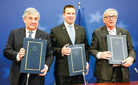 Jean-Claude Juncker, presidente della Commissione europea (a destra), con Antonio Tajani, presidente del Parlamento europeo (a sinistra), e Jüri Ratas, primo ministro estone (al centro), alla firma della dichiarazione comune sulle priorità legislative dell’UE per il periodo 2018-2019. Bruxelles, 14 dicembre 2017.